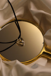 Kadın Altın Kalpli Siyah Kolye