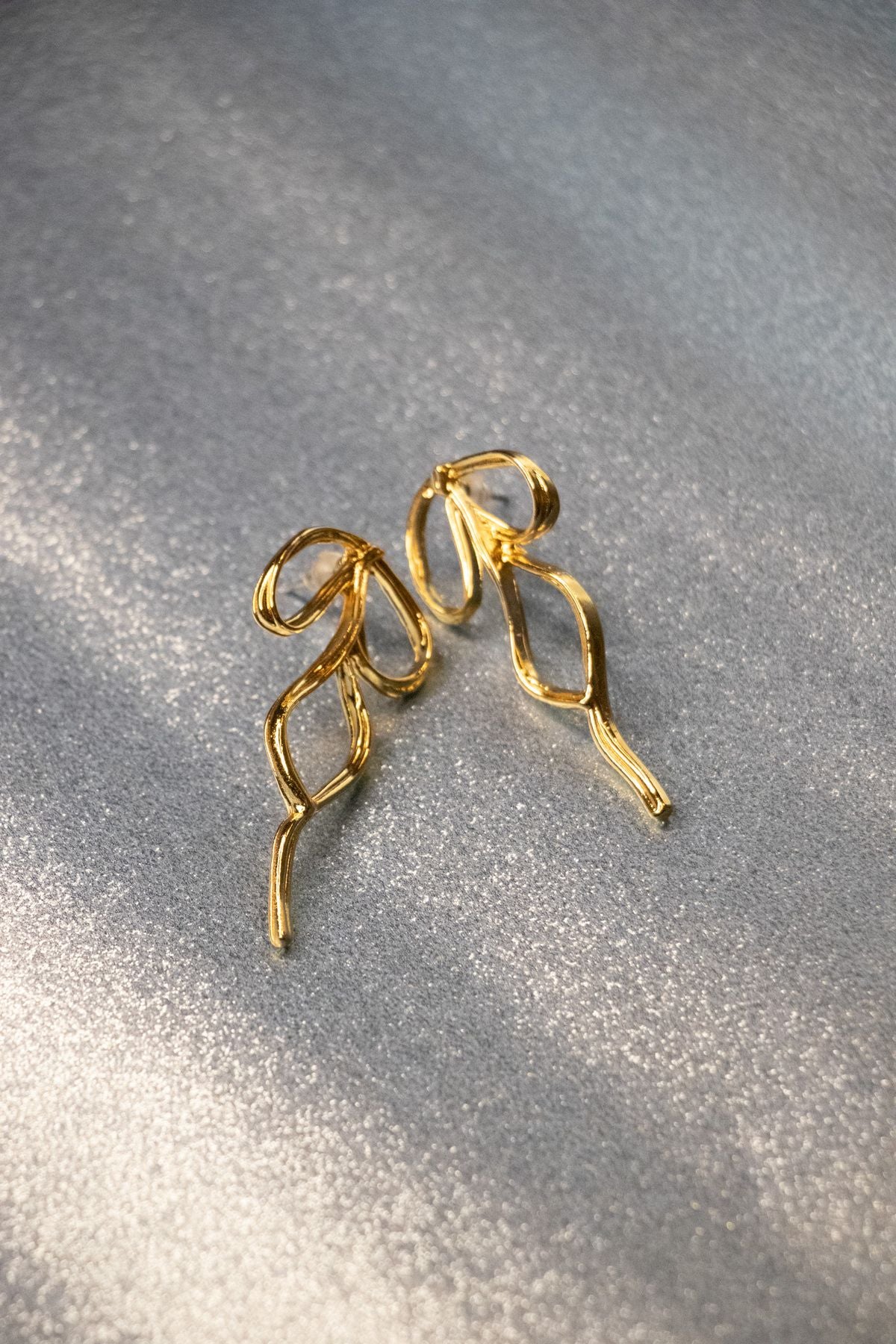 Kadın Gold Fiyonk Sallantılı Küpe